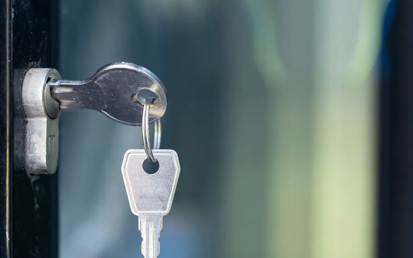 Clé engagée dans un cylindre de porte