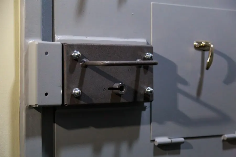 Serrure en applique sur une porte blindée